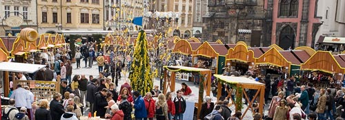 il mercatino pasquale sulla Piazza della Città Vecchia